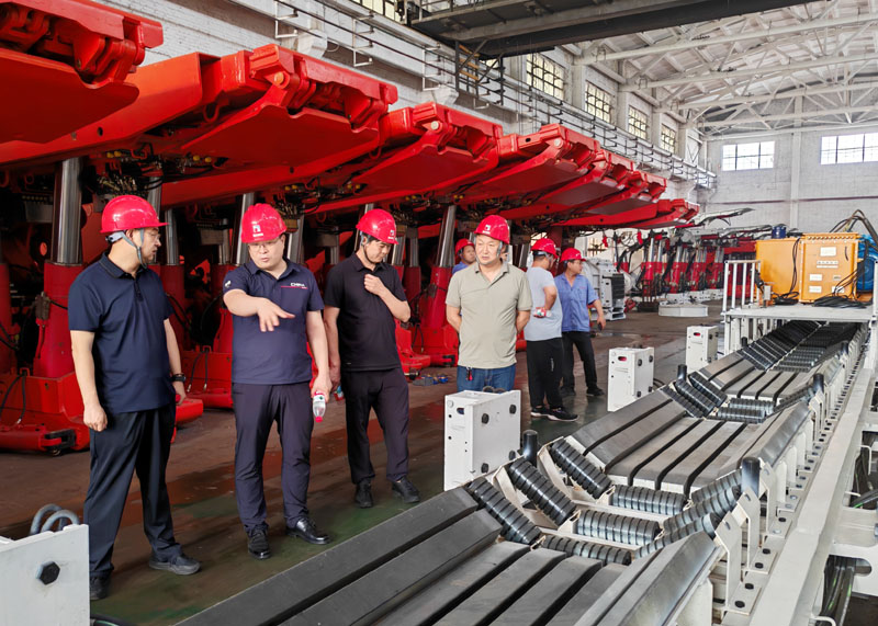 葛泉礦領(lǐng)導(dǎo)一行到通方煤機(jī)公司驗(yàn)收自移機(jī)尾設(shè)備